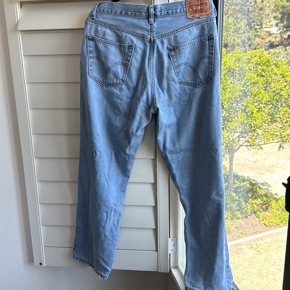 Vintage Distressed Levi’s 550 Jeans! 🩵 - Picture 4 of 6